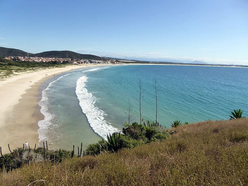 Fazer uma caminhada na esplêndida Praia do Peró