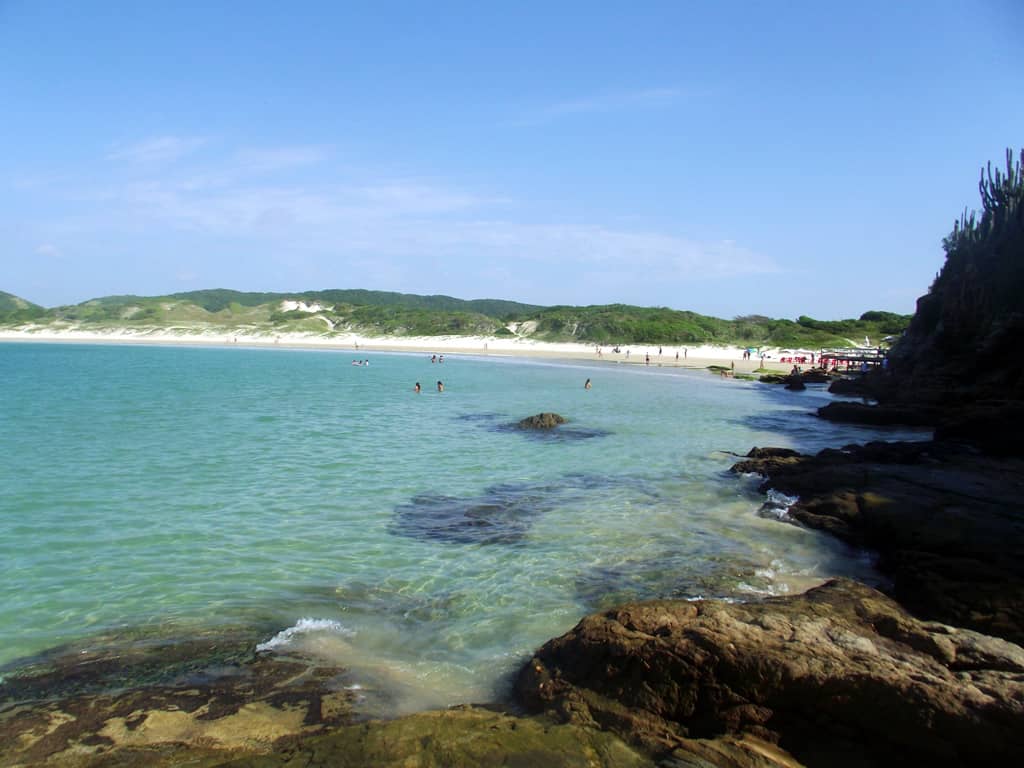 Fazer uma trilha na linda Praia das Conchas