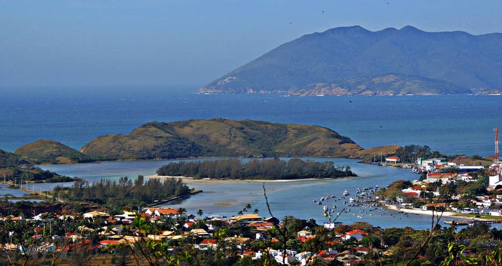 Passear com a família nas águas calmas e mornas da Ilha do Japonês